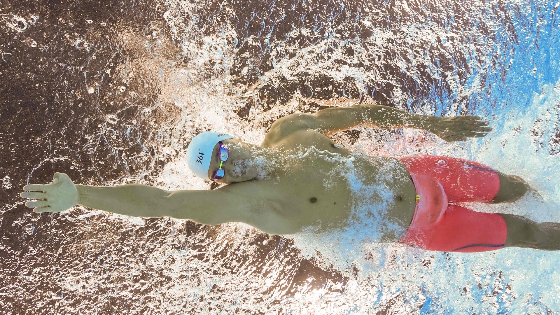 印度乒乓球队在男团比赛中与中国队激战，表现出色。，印度乒乓美女